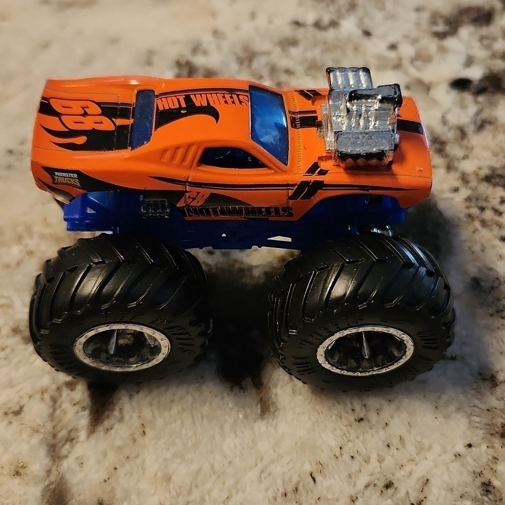 Hot Wheels Monster Jam `68 Dodge  Challenger MONSTER TRUCK MATTEL 1/64 Diecast